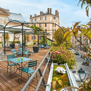 4* Hotell College